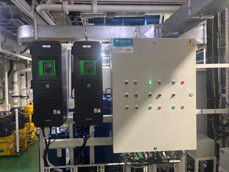 Variateurs de fréquence et coffret de commande installés en salle des machines d'un navire