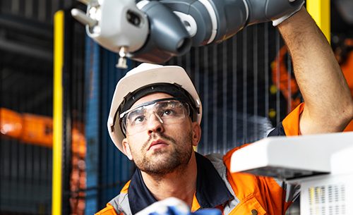 Ingénieur électrique lors de la mise en service d’un équipement