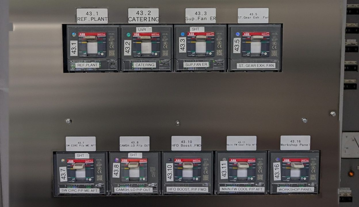 Nouveau tableau principal de distribution électrique installé à bord d’un navire par Conception FG